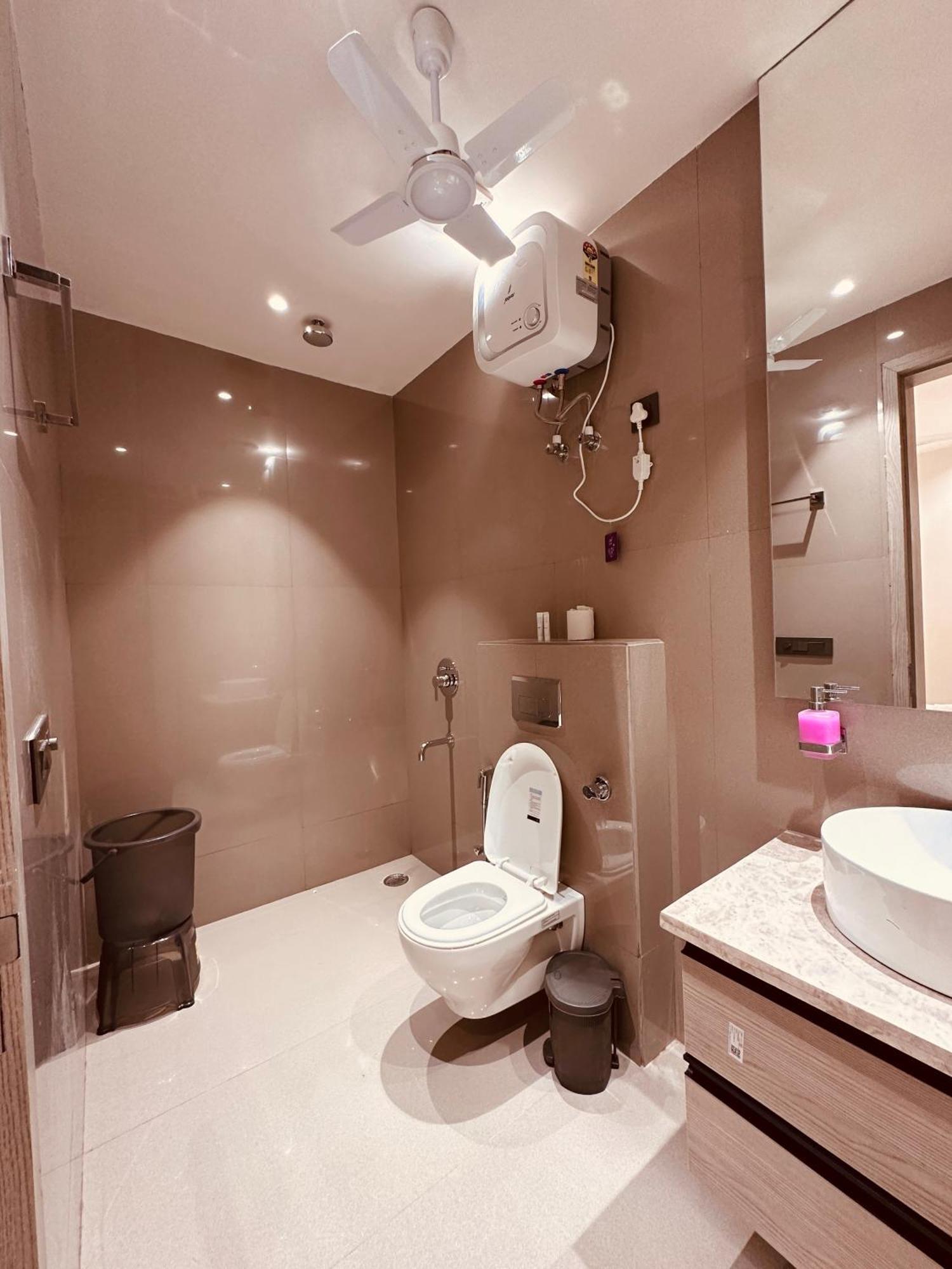 The Lodgers 2 Bhk Serviced Apartment Near Artemis Hospital Sector 57 Gurgaon - Nearest Metro Station Sector 54 Chowk Екстер'єр фото