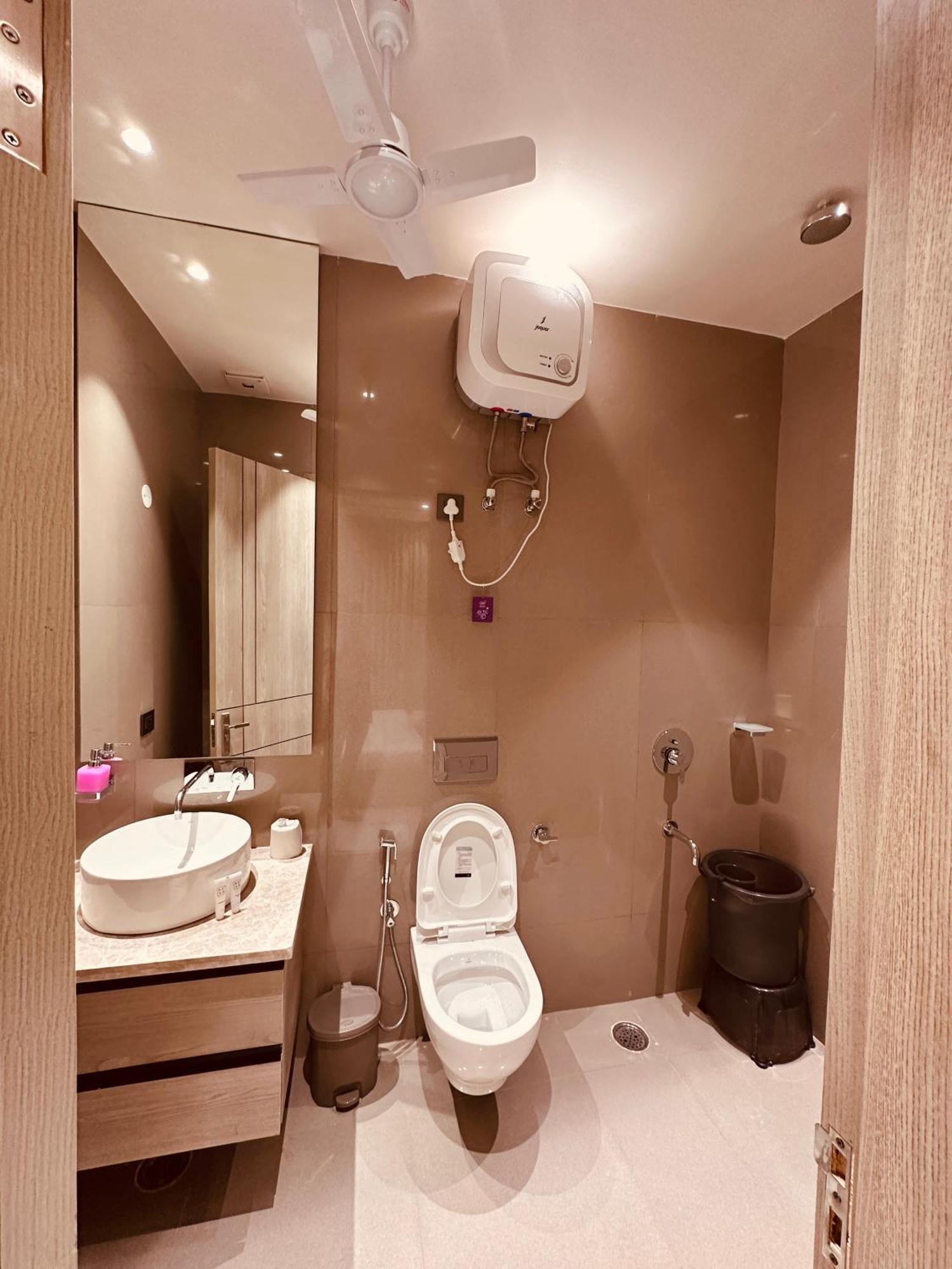 The Lodgers 2 Bhk Serviced Apartment Near Artemis Hospital Sector 57 Gurgaon - Nearest Metro Station Sector 54 Chowk Екстер'єр фото